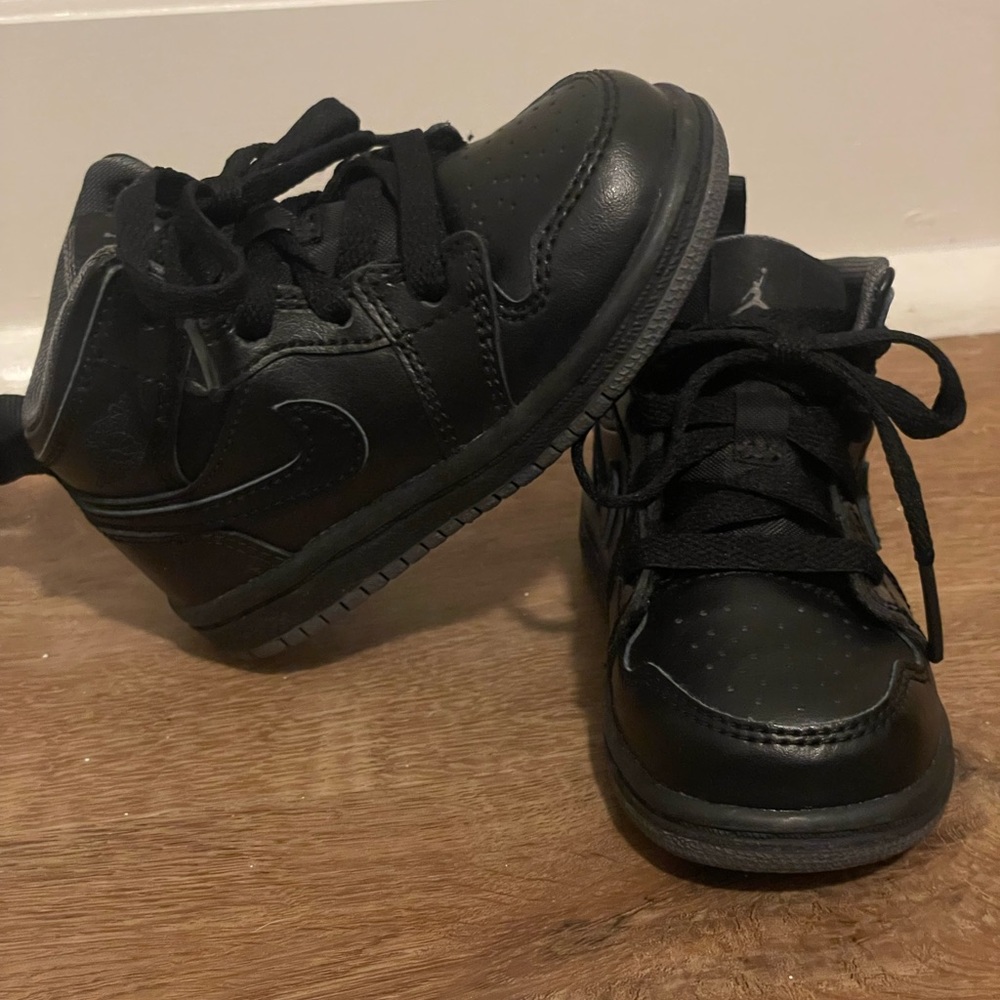 Nike ‘Black out’ Jordan 1 SE size 5C - Picture 3 of 9